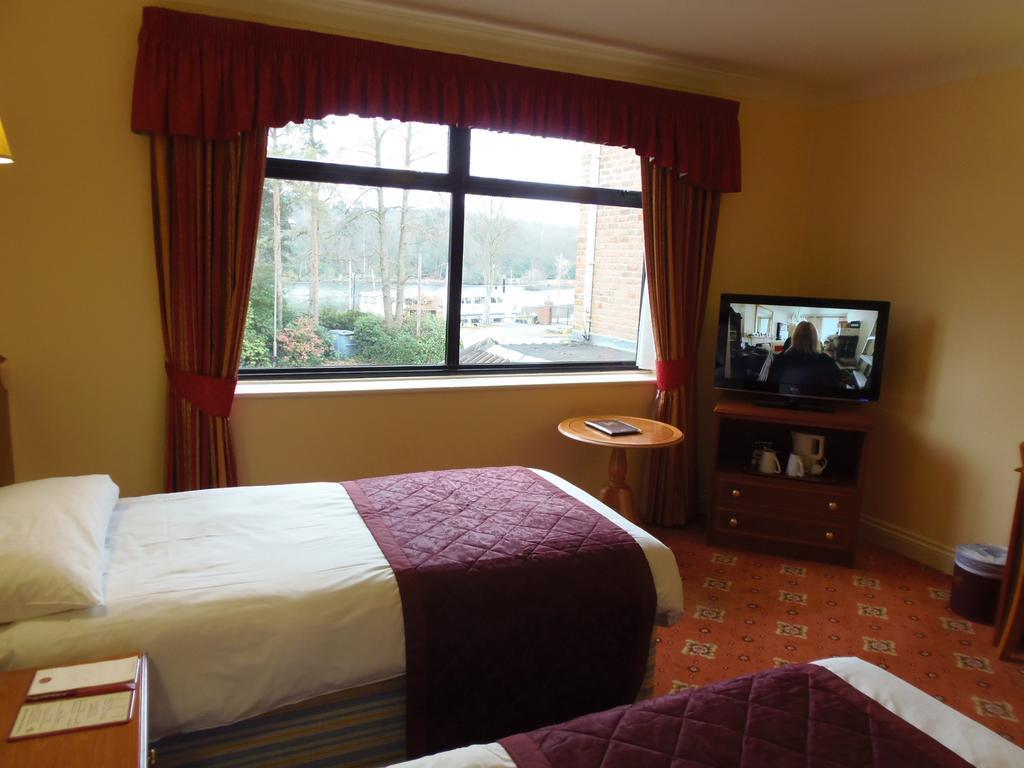 Lakeside Continental Hotel Camberley Extérieur photo