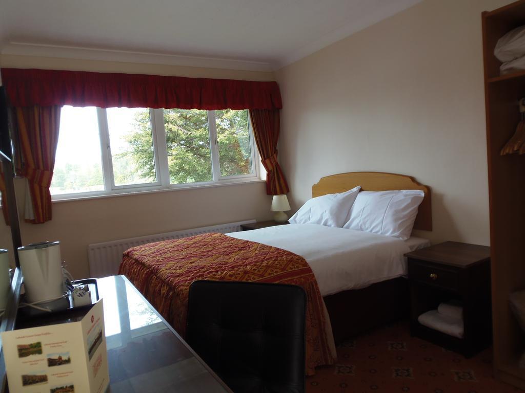 Lakeside Continental Hotel Camberley Extérieur photo