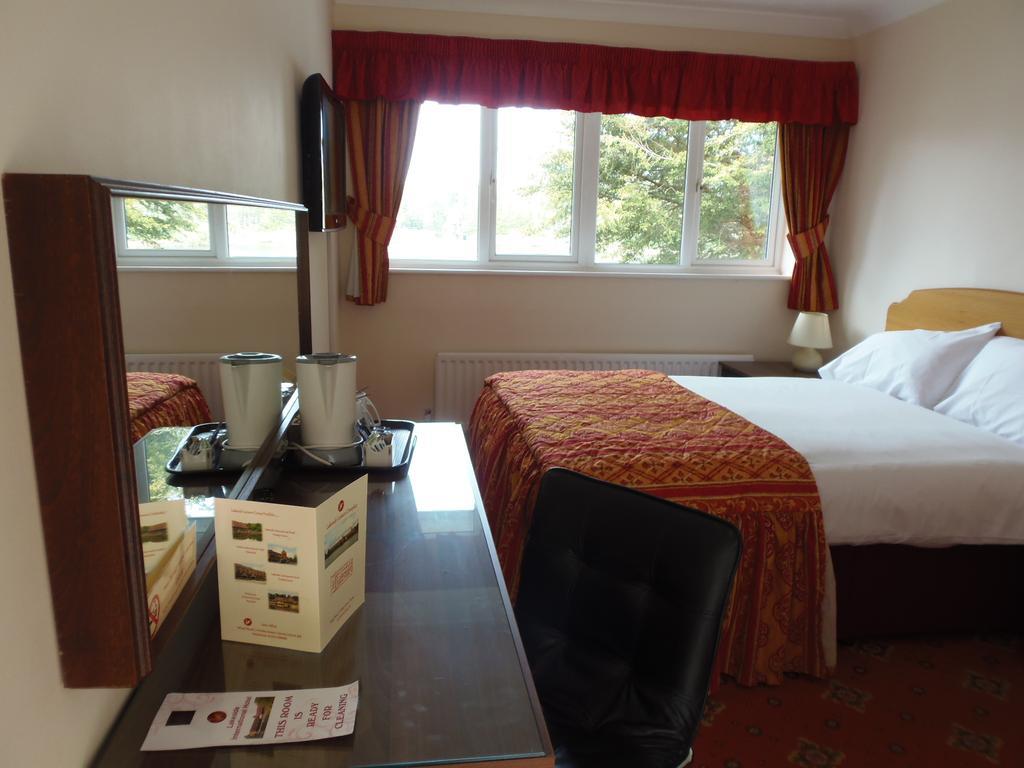 Lakeside Continental Hotel Camberley Extérieur photo