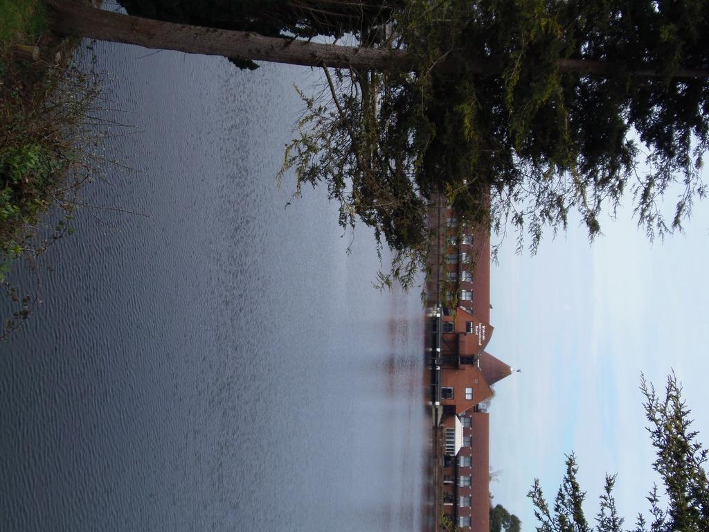 Lakeside Continental Hotel Camberley Extérieur photo