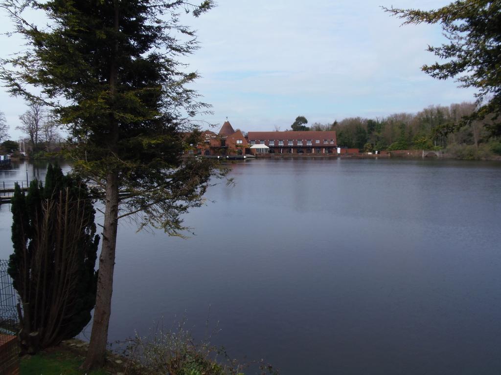 Lakeside Continental Hotel Camberley Extérieur photo