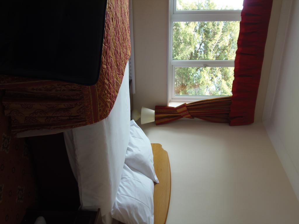 Lakeside Continental Hotel Camberley Extérieur photo