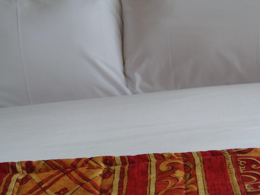 Lakeside Continental Hotel Camberley Extérieur photo