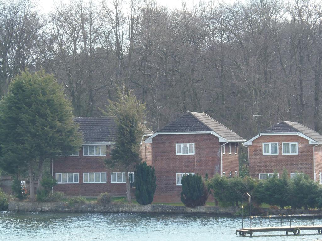 Lakeside Continental Hotel Camberley Extérieur photo
