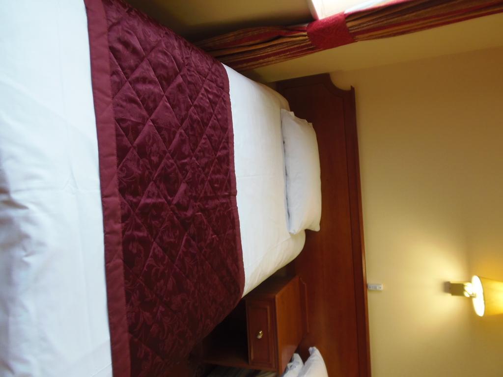 Lakeside Continental Hotel Camberley Extérieur photo