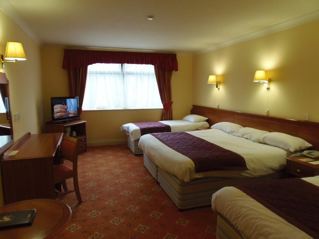 Lakeside Continental Hotel Camberley Extérieur photo