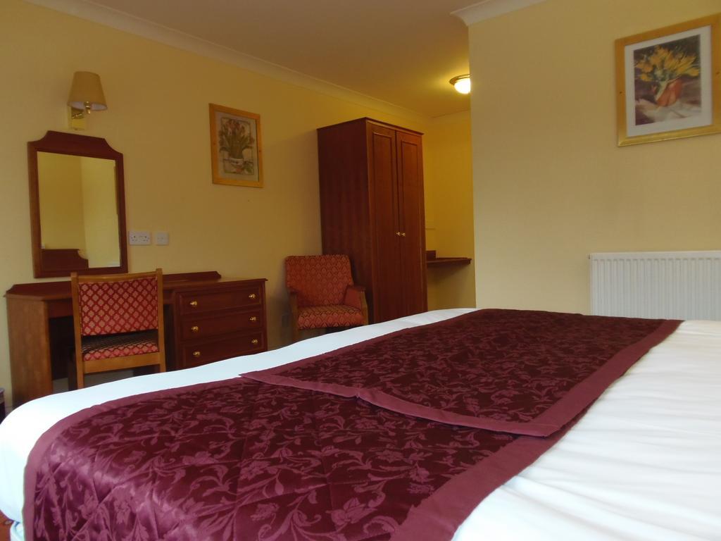 Lakeside Continental Hotel Camberley Extérieur photo
