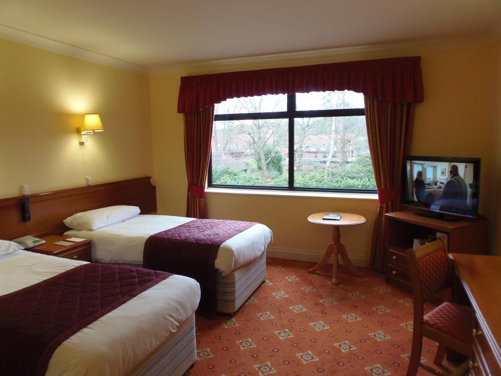 Lakeside Continental Hotel Camberley Extérieur photo